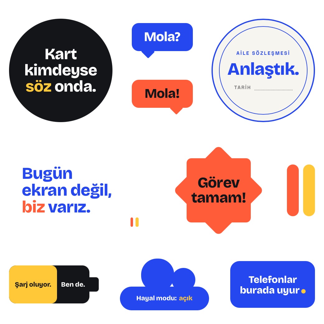 Kutudan çıkan çıkartma setinden parçalar: Anlaştık mührü, Görev tamam! ve Telefonlar burada uyur çıkartmaları.